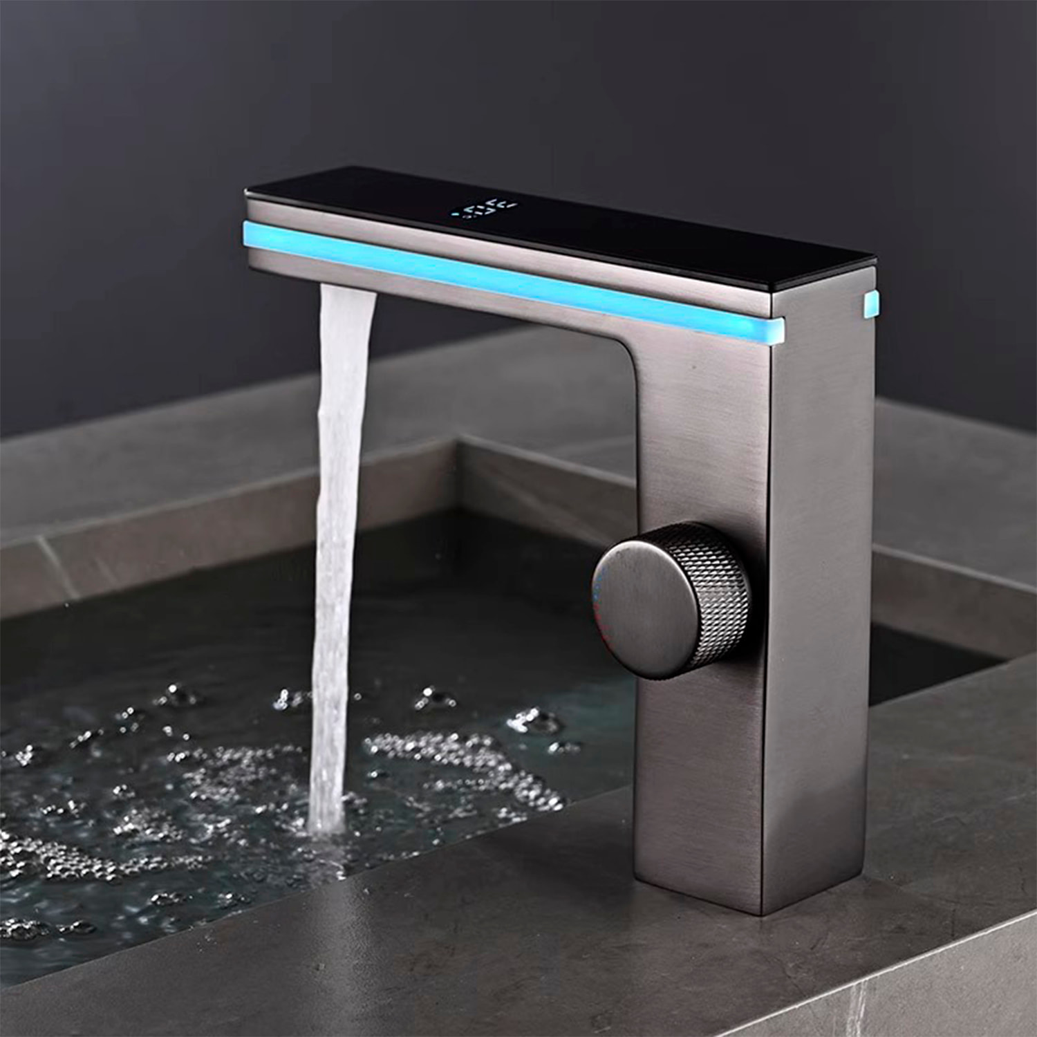 Grifo moderno para lavabo con pantalla LED, luz ambiental de 270º, funcionamiento hidroeléctrico e indicador de temperatura.