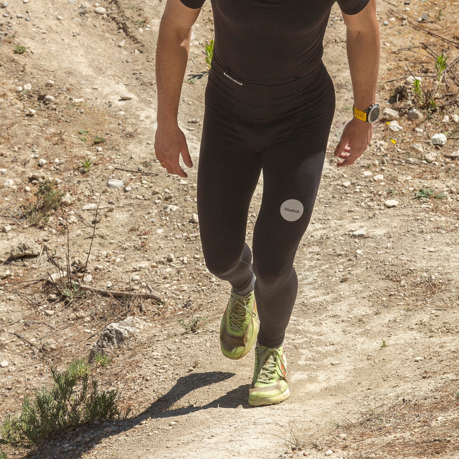 PANTALÓN DE COMPRESIÓN RUNNING LARGO PARA HOMBRE BLUEBALL EN NEGRO.