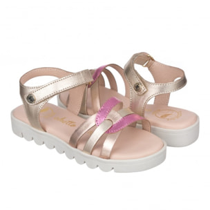 Sandalia toda en piel con suela hiper flexible.