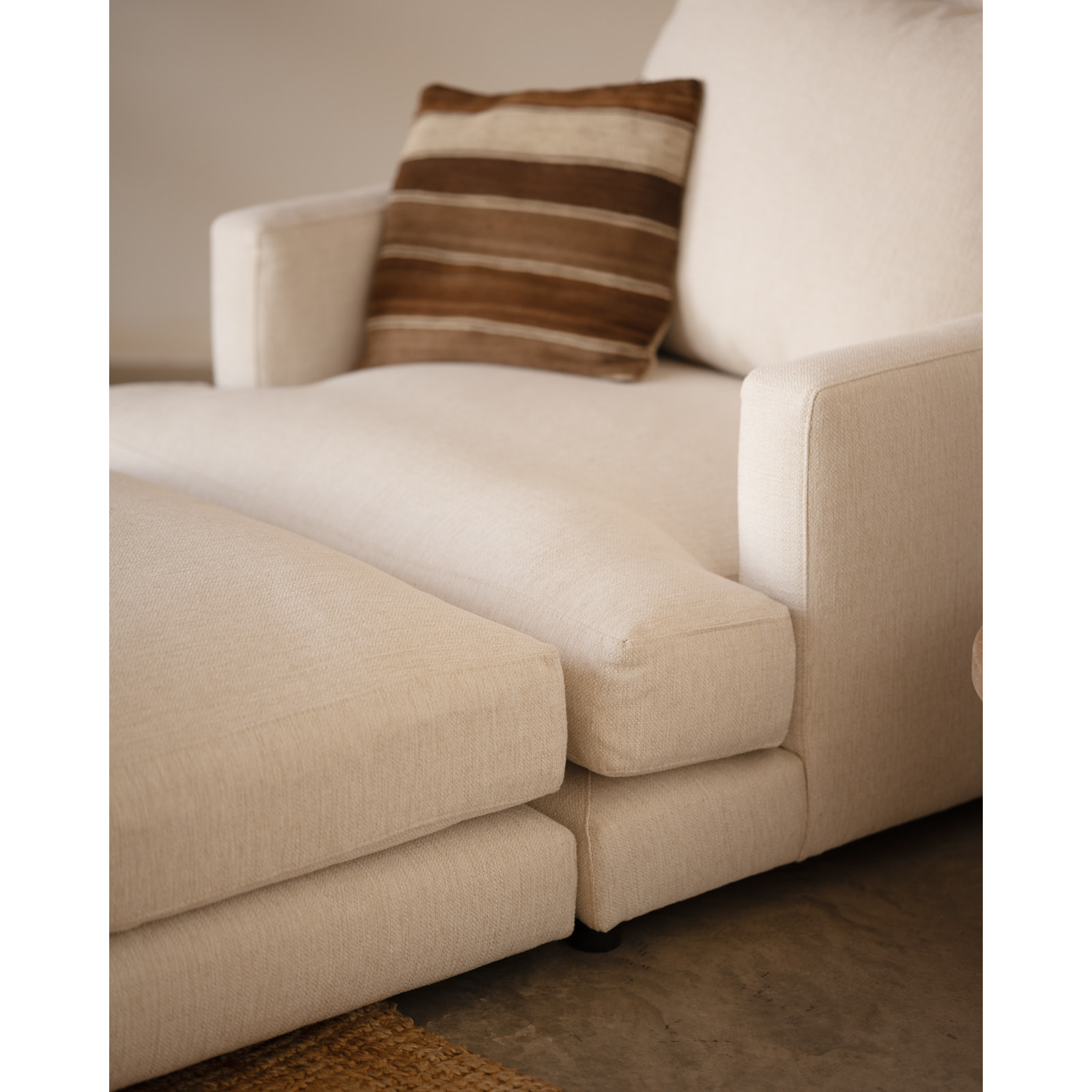 Fauteuil ton blanc cassé de 105x106cm Hauteur: 99 Longueur: 105 Largeur: 106