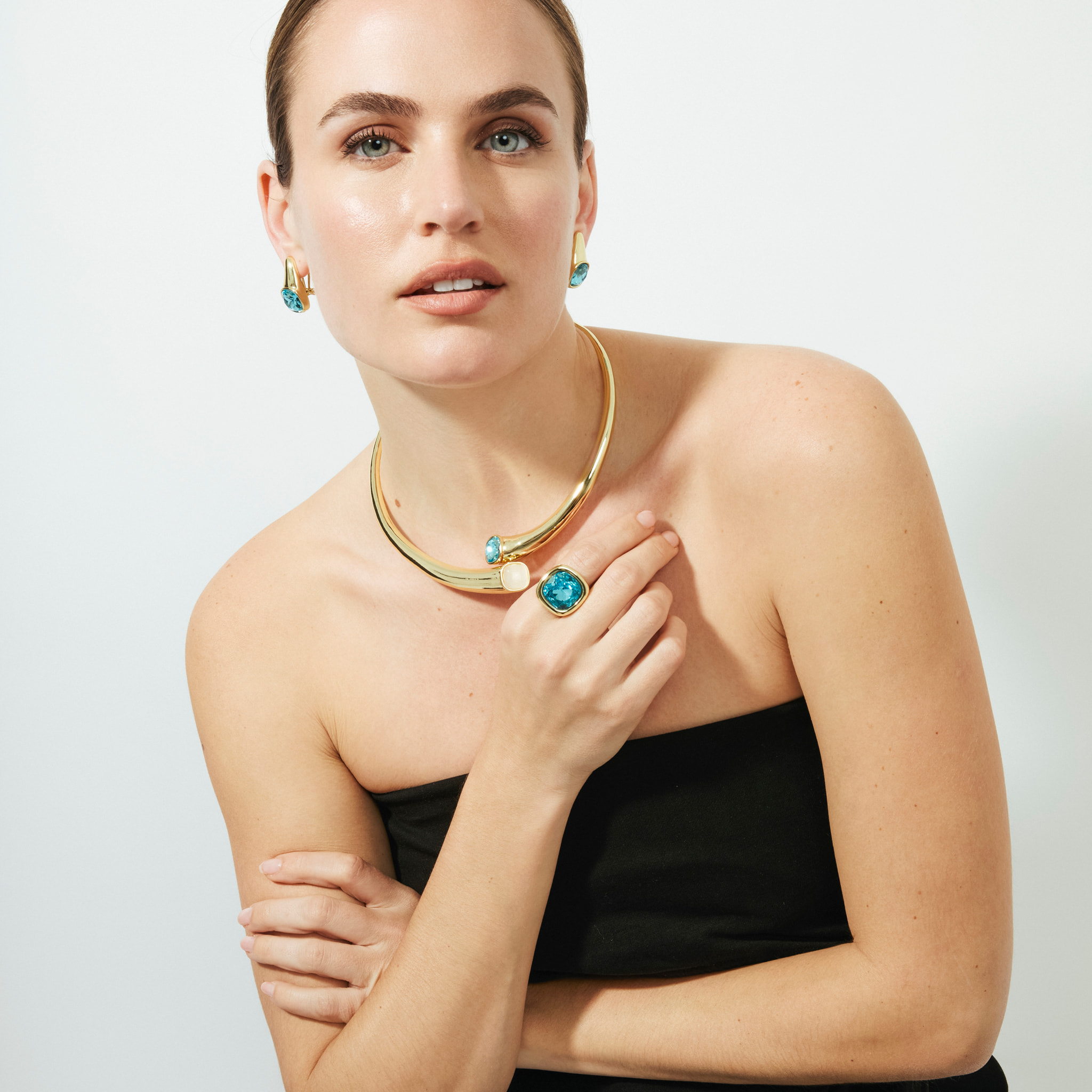 Collar de Cristal Azul acabado en oro amarillo de 18k