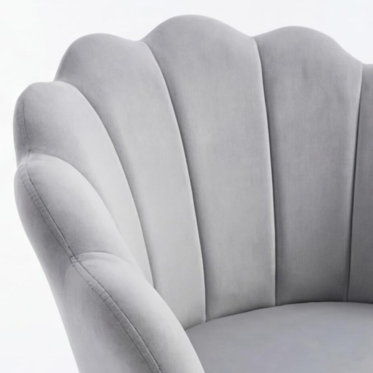 Poltrona in velluto design a conchiglia elegante e moderna, seduta imbottita confortevole con base in legno e gambe in metallo dorato, poltroncina versatile per soggiorno, camera o ufficio, stabile e resistente fino a 100 kg, stile raffinato e decorativo