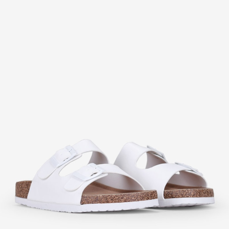 Sandalias blancas planas con hebillas
