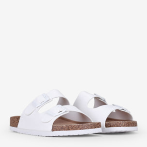 Sandalias blancas planas con hebillas