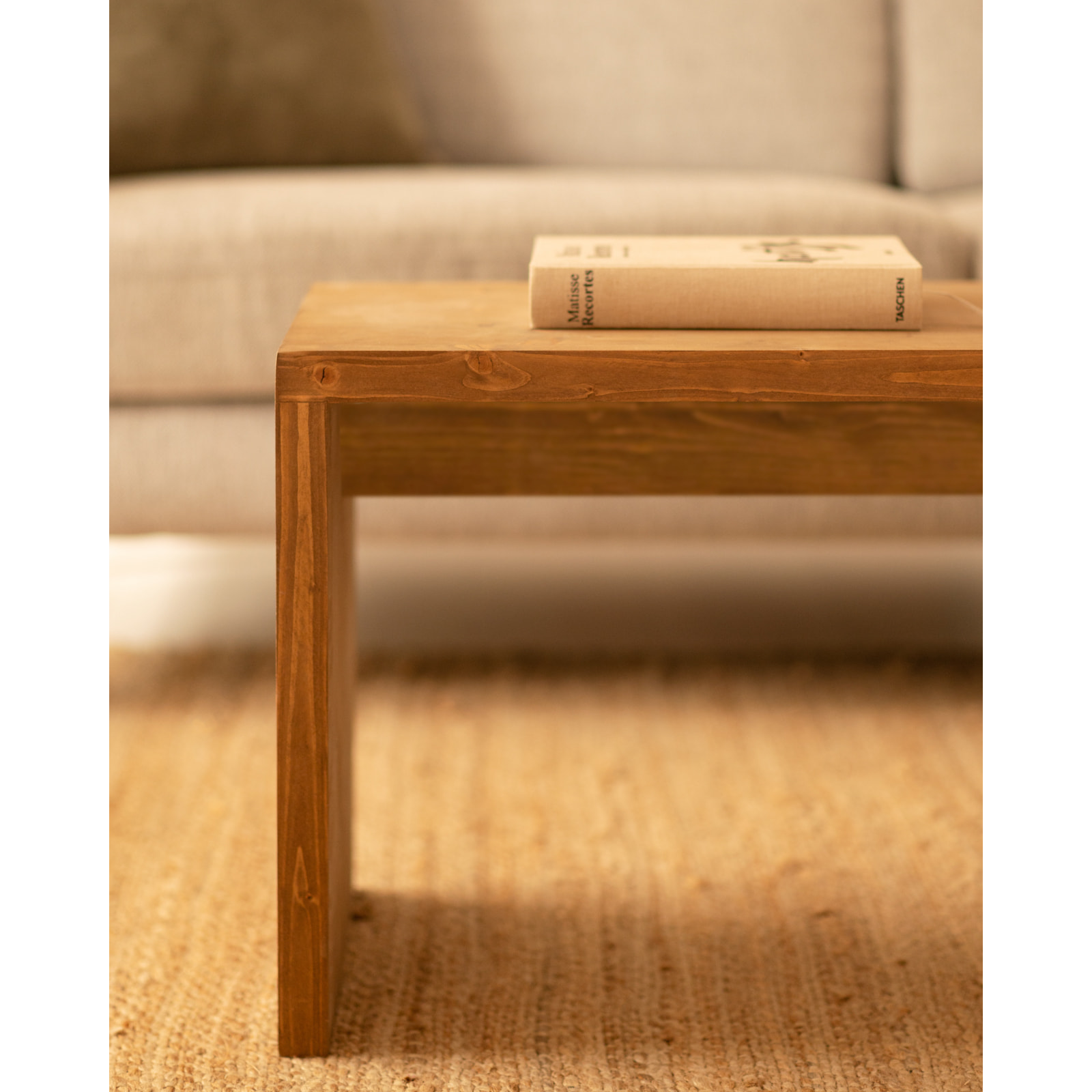 Table basse en bois massif ton chêne foncé de 110x45x35cm Hauteur: 45 Longueur: 110 Largeur: 35