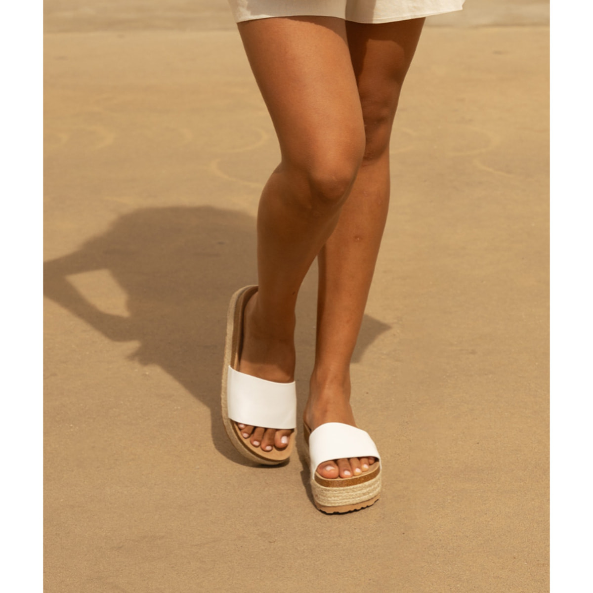 Sandalias blancas con plataforma de esparto