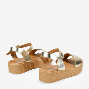 Sandalias de plataforma doradas con hebilla
