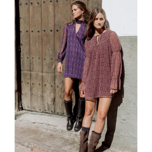 Vestido corto de manga larga con escote en pico