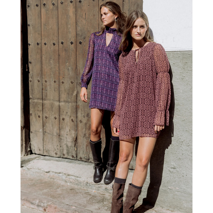 Vestido corto de manga larga con escote en pico