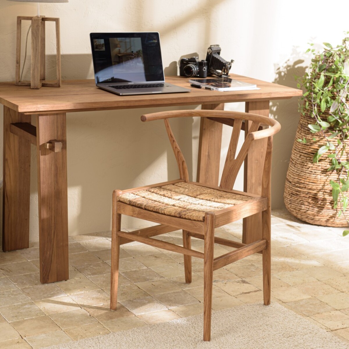 SIXTINE - Chaise marron en bois de teck recyclé dossier arrondi