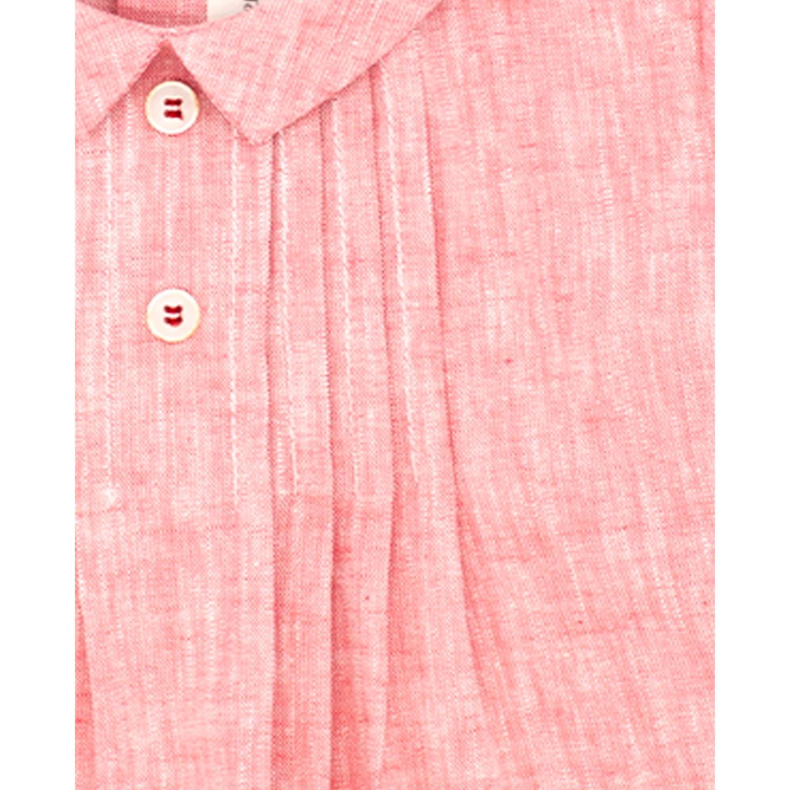 Camisa de manga corta roja. Con lorzas y botones de decoración en el delantero, y cuello.