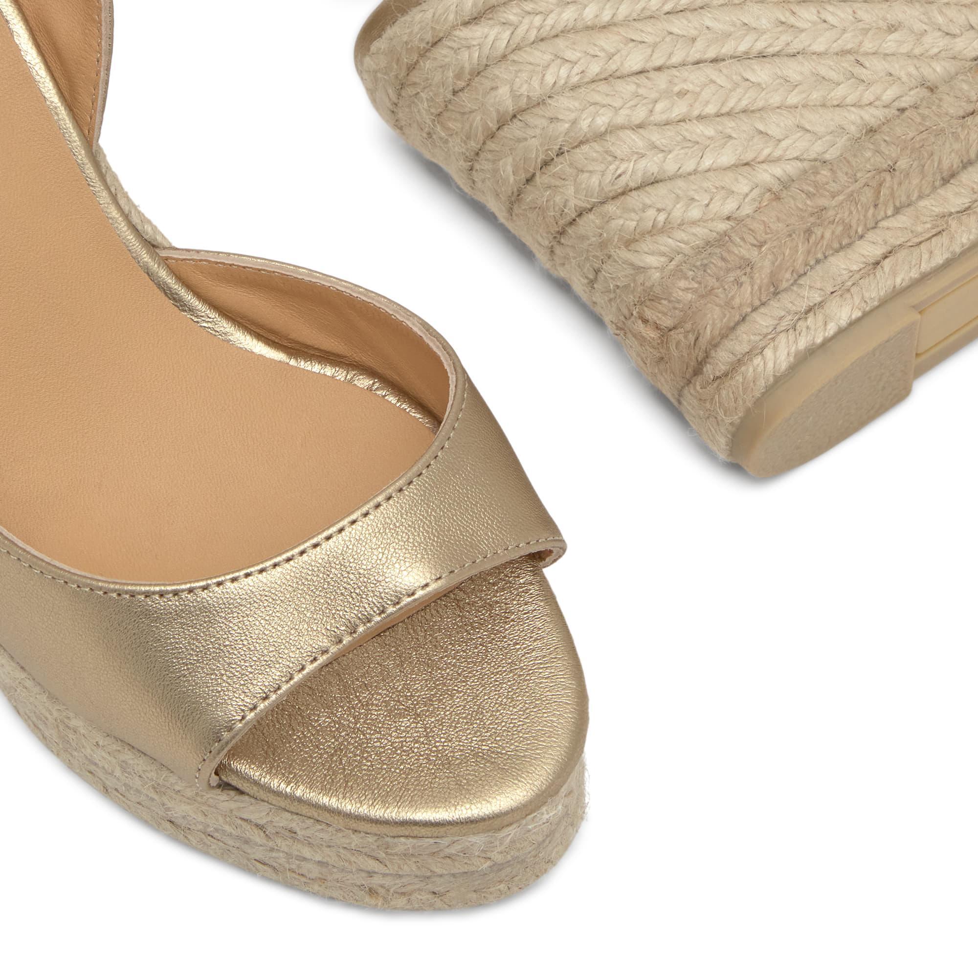 Sandalias de cuña de mujer Blair en piel metalizada con cierre de pulsera