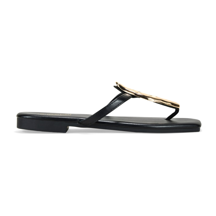 Sandalias de dedo negras con pieza metálica