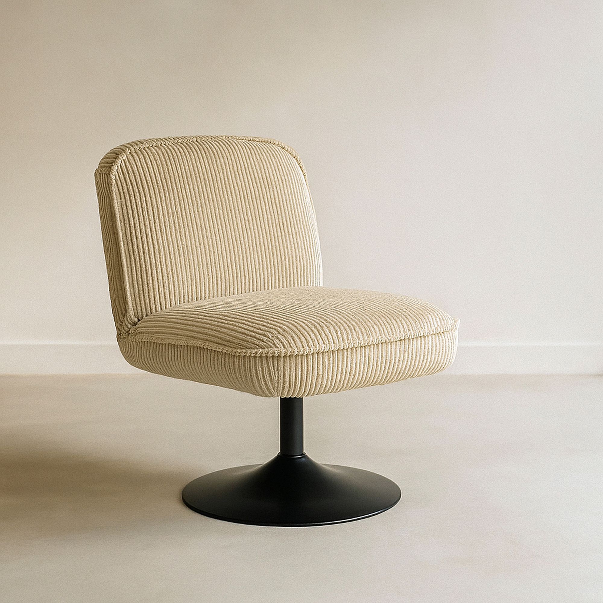 Fauteuil pivotant en velours beige et pied en métal noir FUNKY