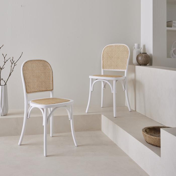 Lot de deux chaises vintage blanches en bois avec assise et dossier en rotin