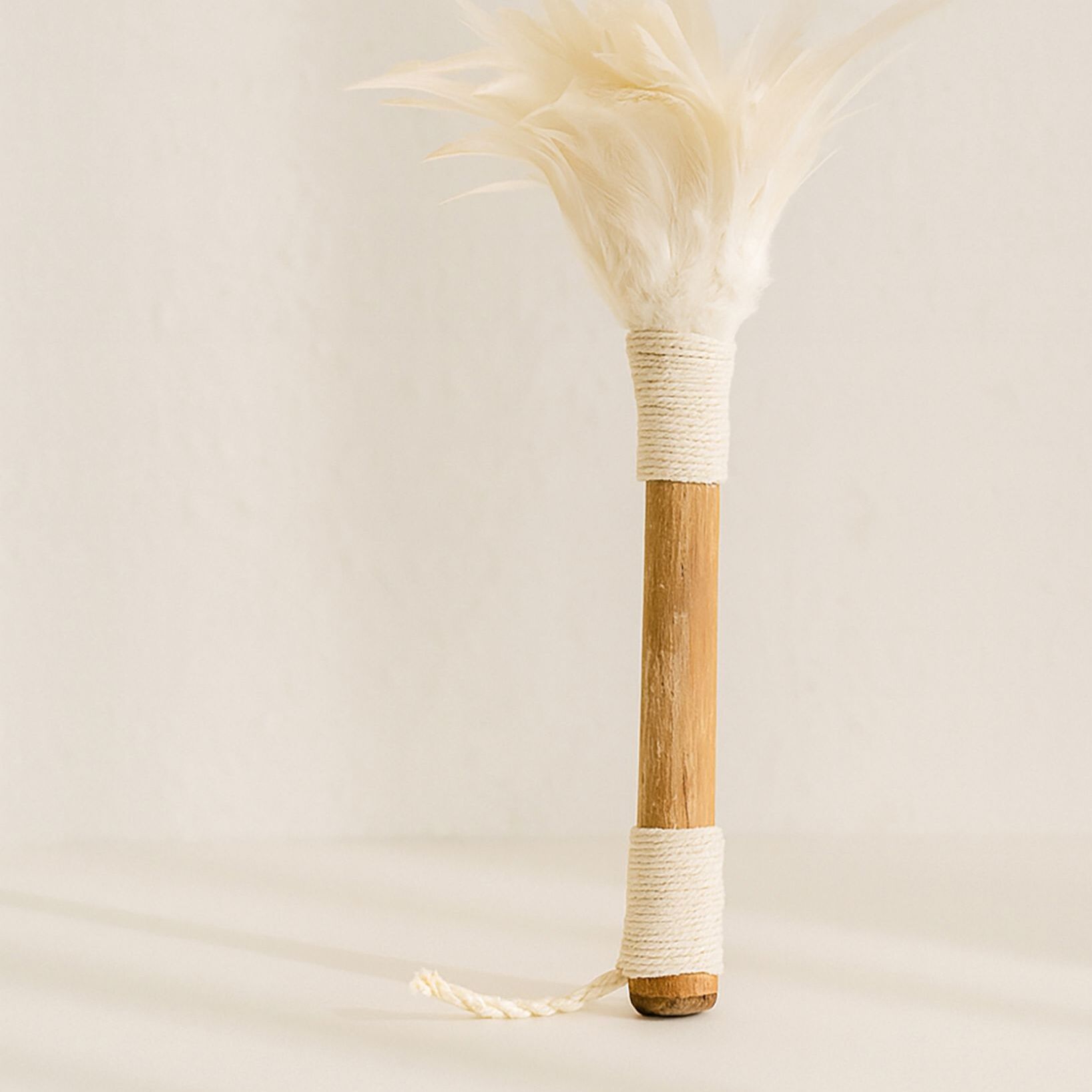 Plumeau décoratif en bambou et plumes blanches KEMOA