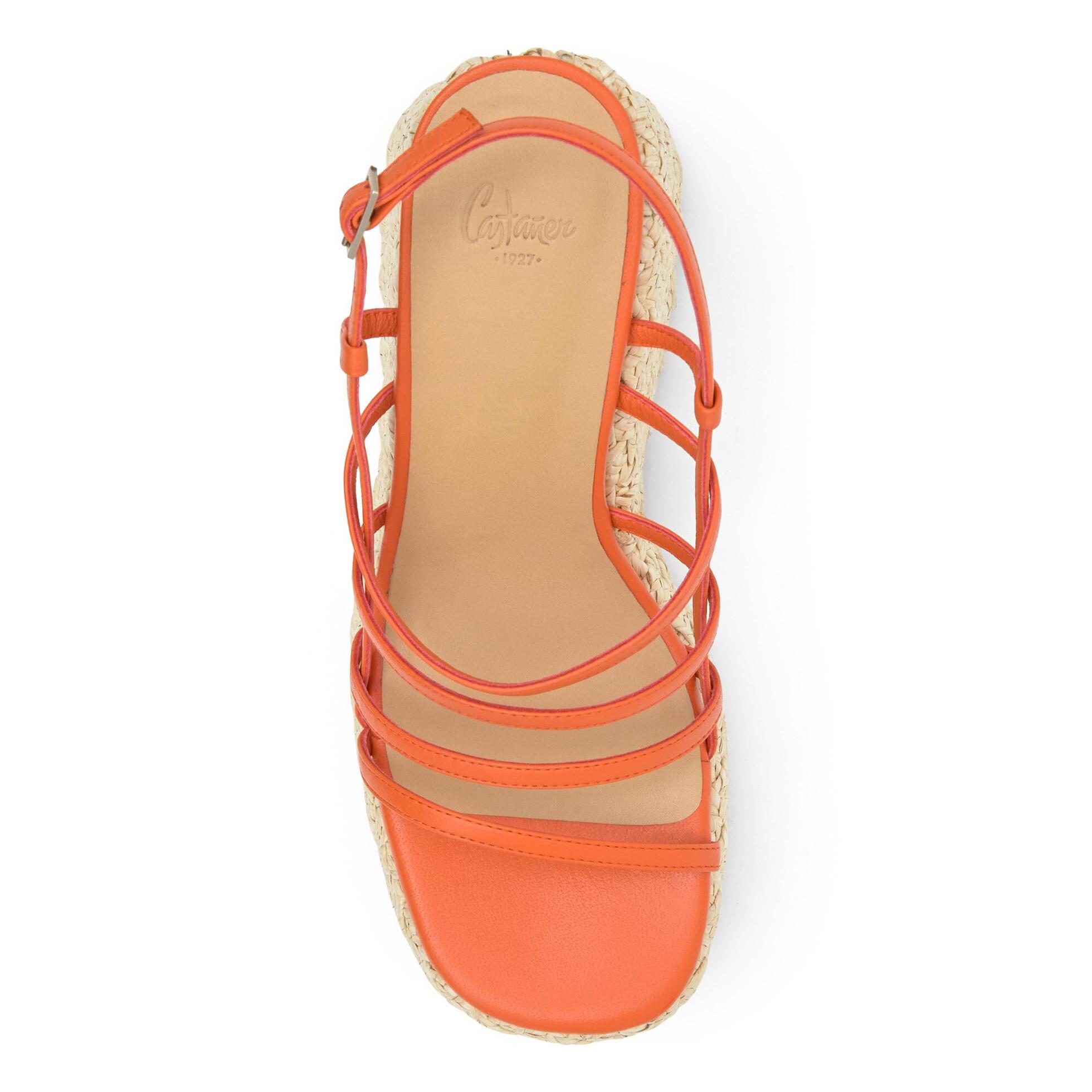 Sandalia destalonada Fiona en napa y rafia con hebilla ajustable