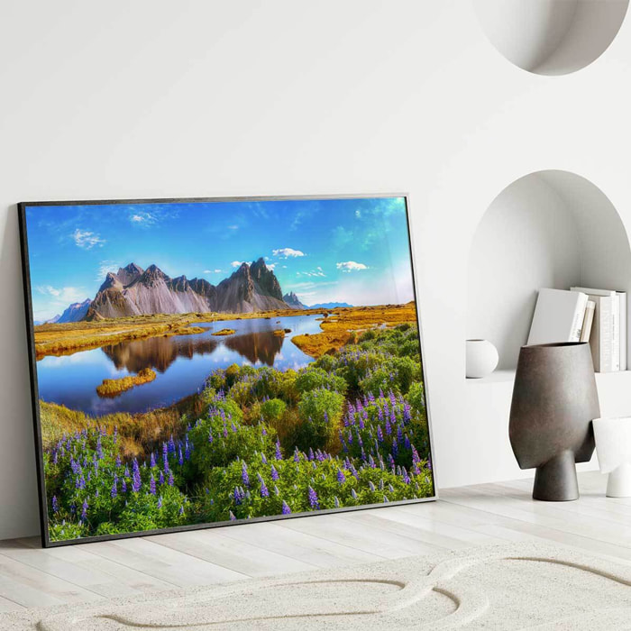 Affiche encadrée Paysage montagneux avec lac calme et fleurs violettes Affiche + cadre en métal - Noir