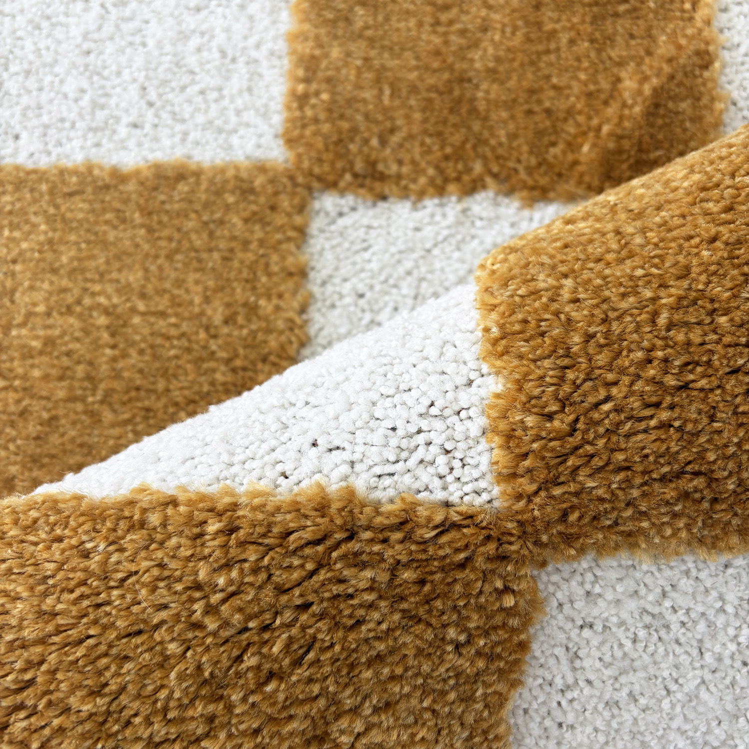 PANTONE - Tapis ocre à motif damier TERRA DEL SOL