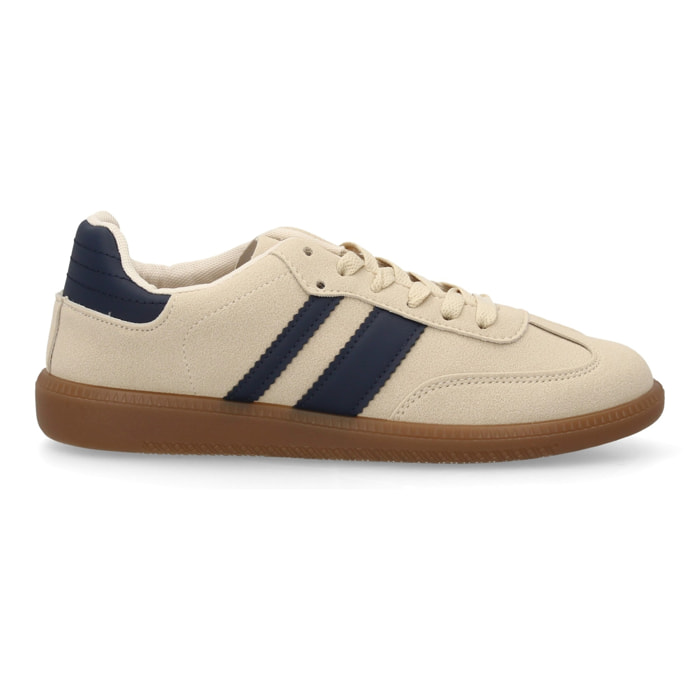 Zapatillas deportivas estilo retro casual.