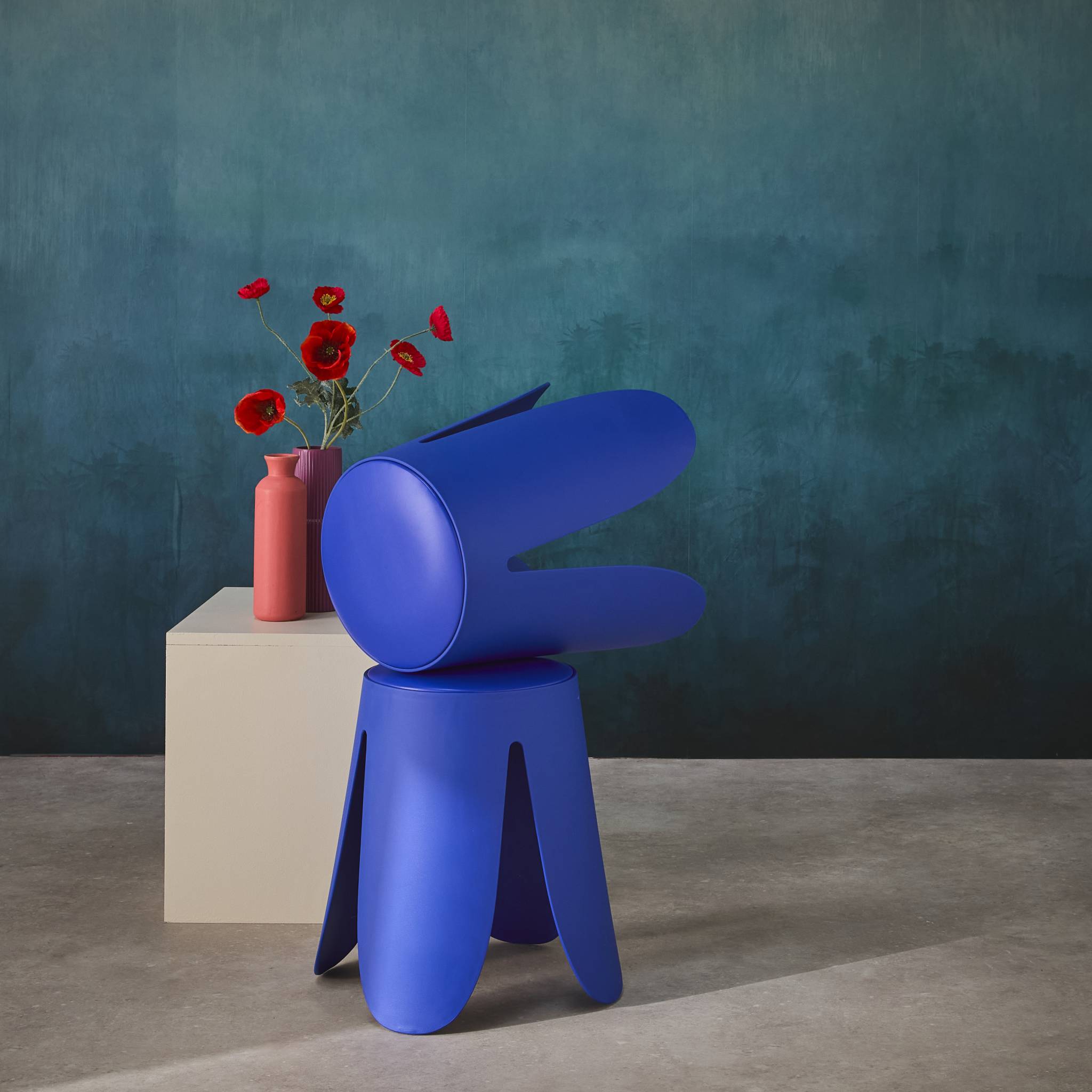 Set de 2 tabourets empilables. simili cuir bleu. NIKI. Ø30 / 44 x H46cm