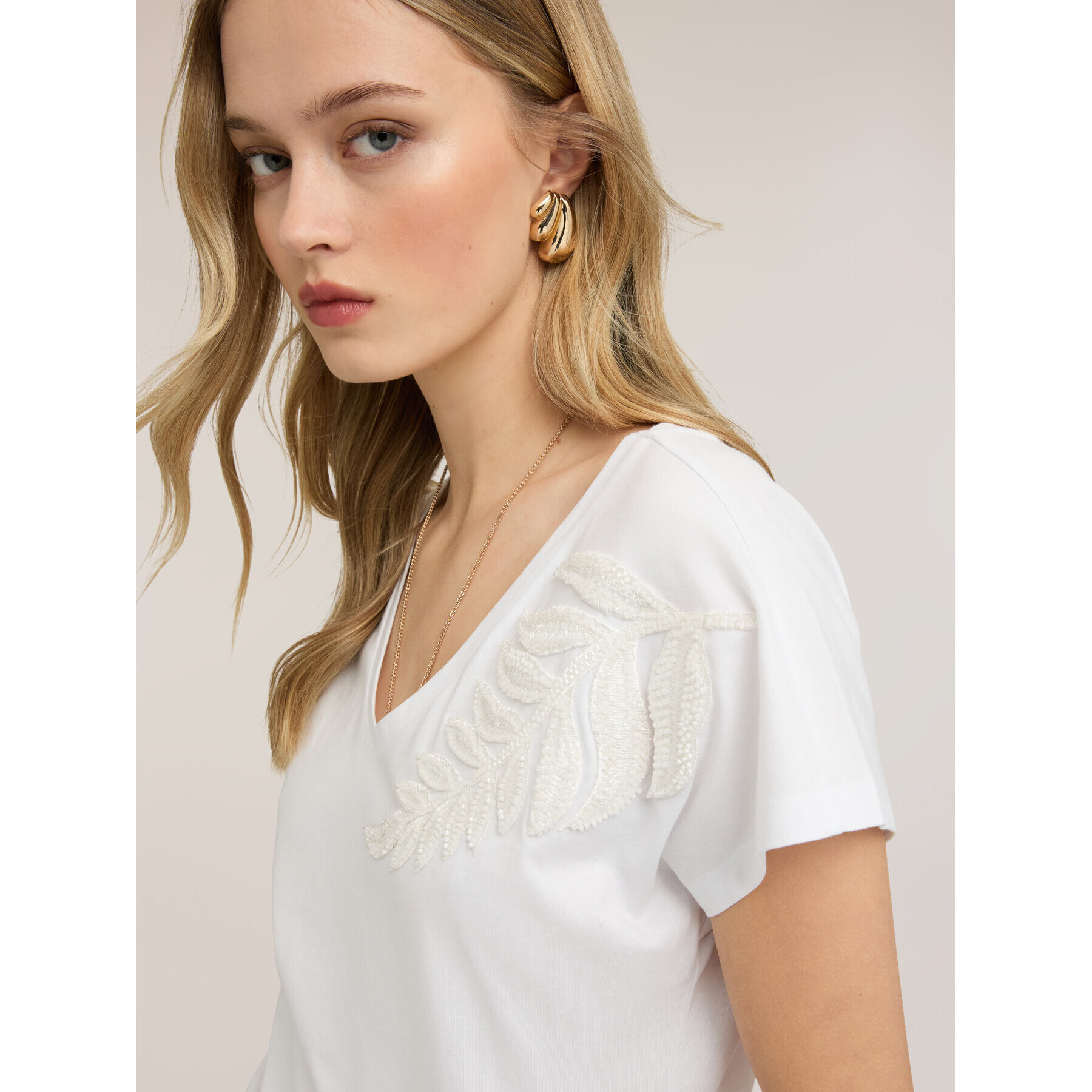 Motivi - T-shirt con ricamo sulla spalla - Bianco