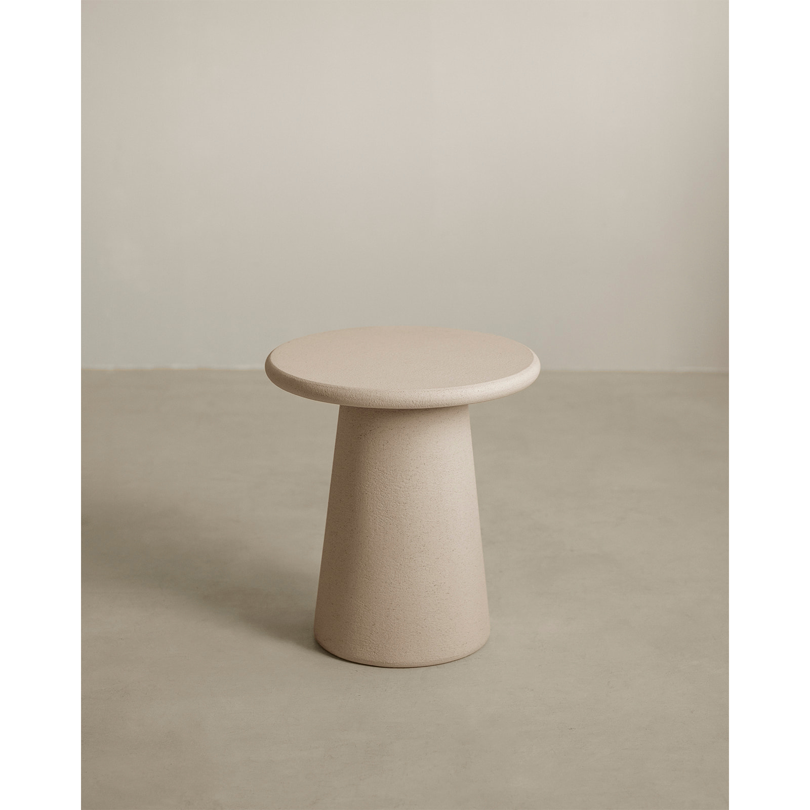 Mesa auxiliar redonda de microcemento en tono beige 45x50cm Alto: 50 Largo: 45 Ancho: 45