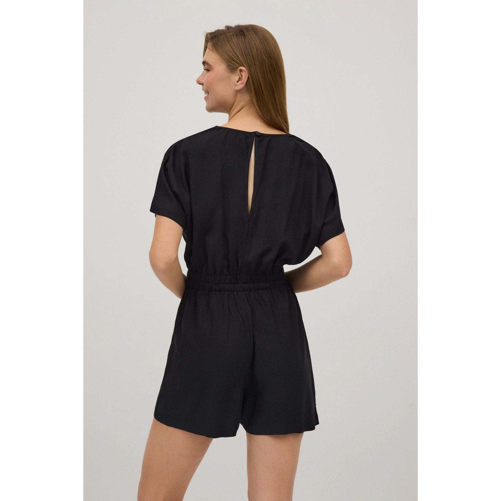 Tuta corta nera con vita arricciata