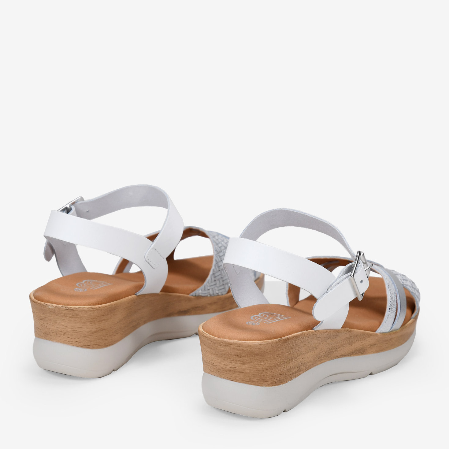 Sandalias de pie blancas con cuña efecto madera