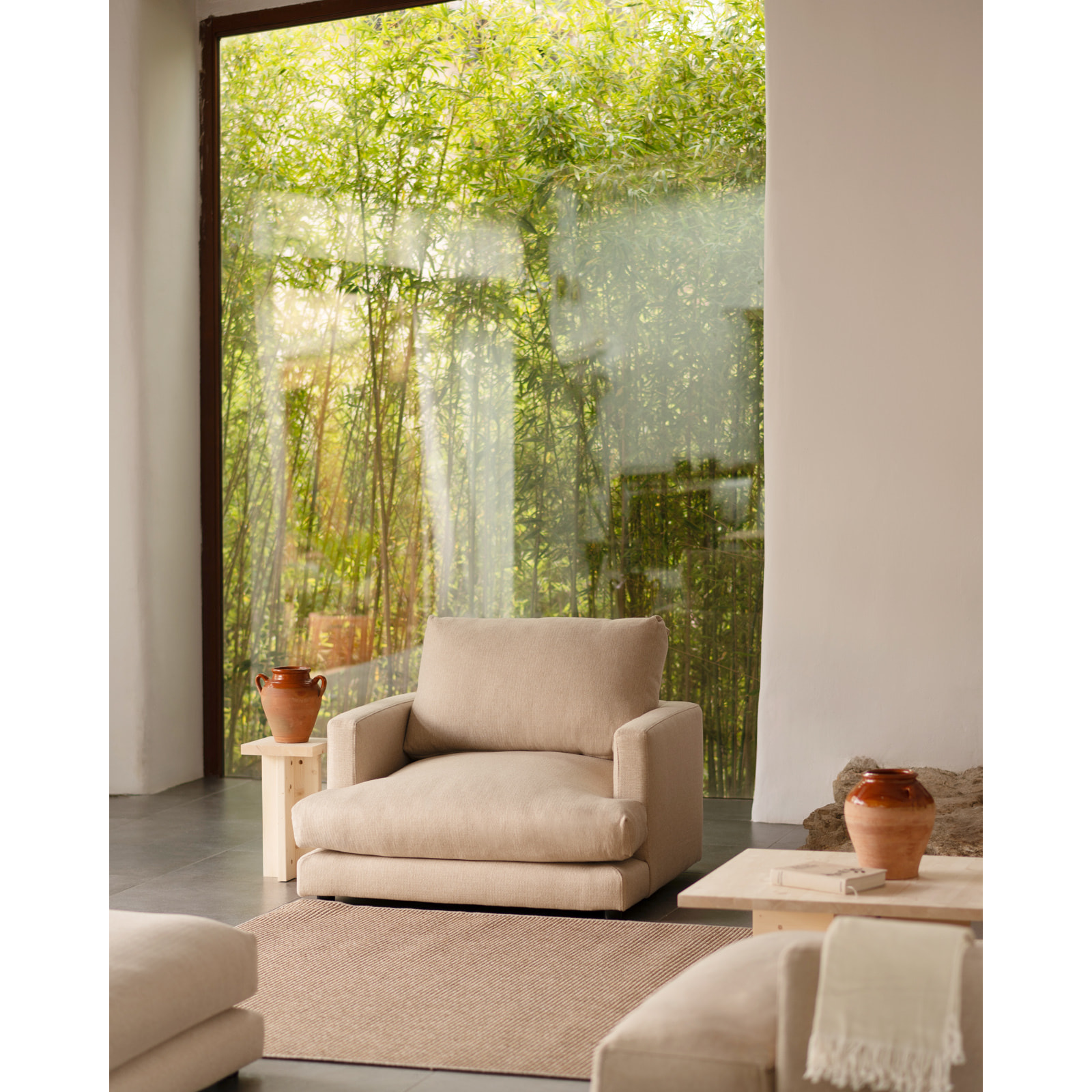 Sillón tono beige de 105cm Alto: 85 Largo: 108 Ancho: 105