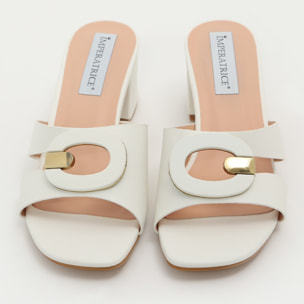 Sandali in simil pelle con tacco comodo ed applicazione sulla fascia