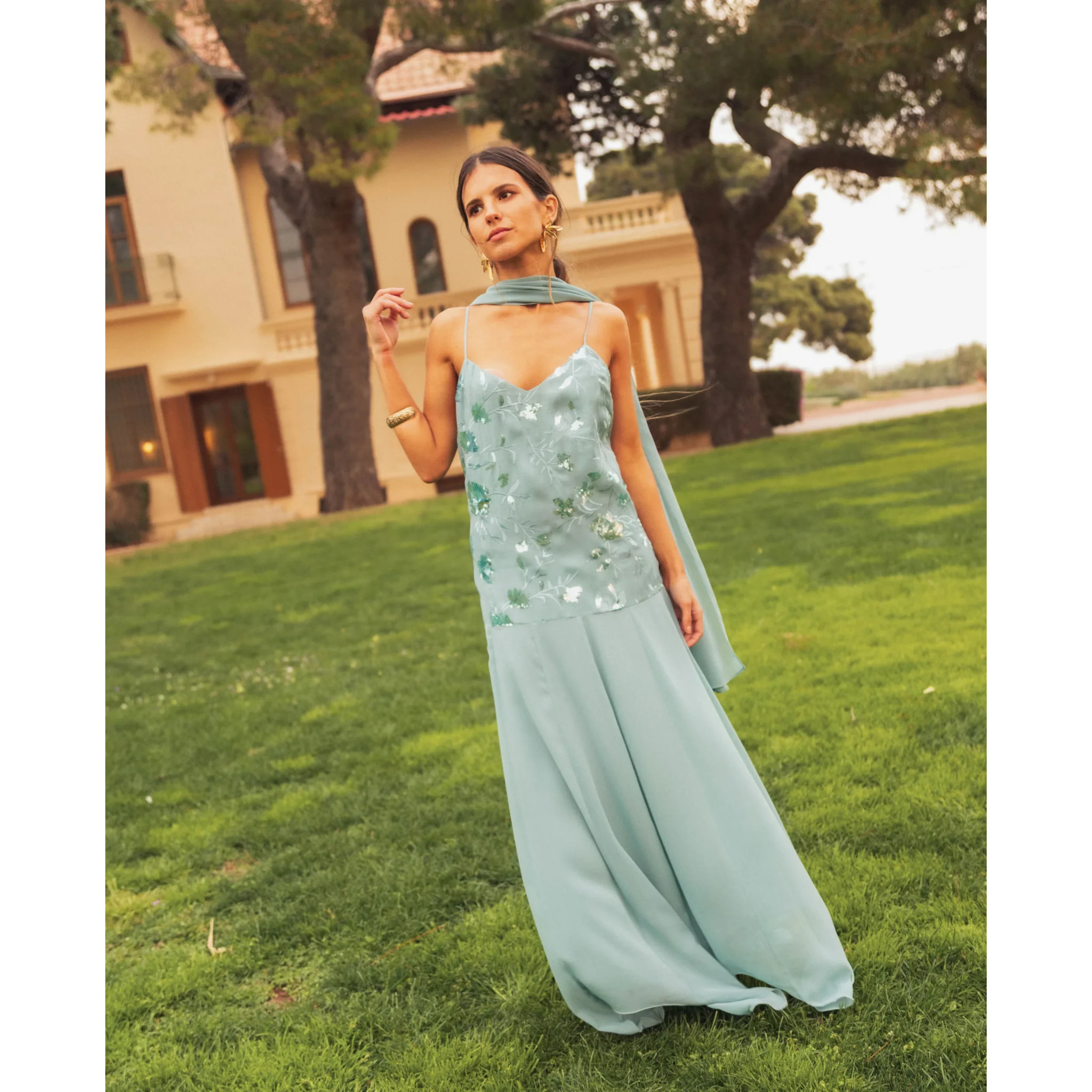 Vestido midi con cuerpo de bordados y gasa