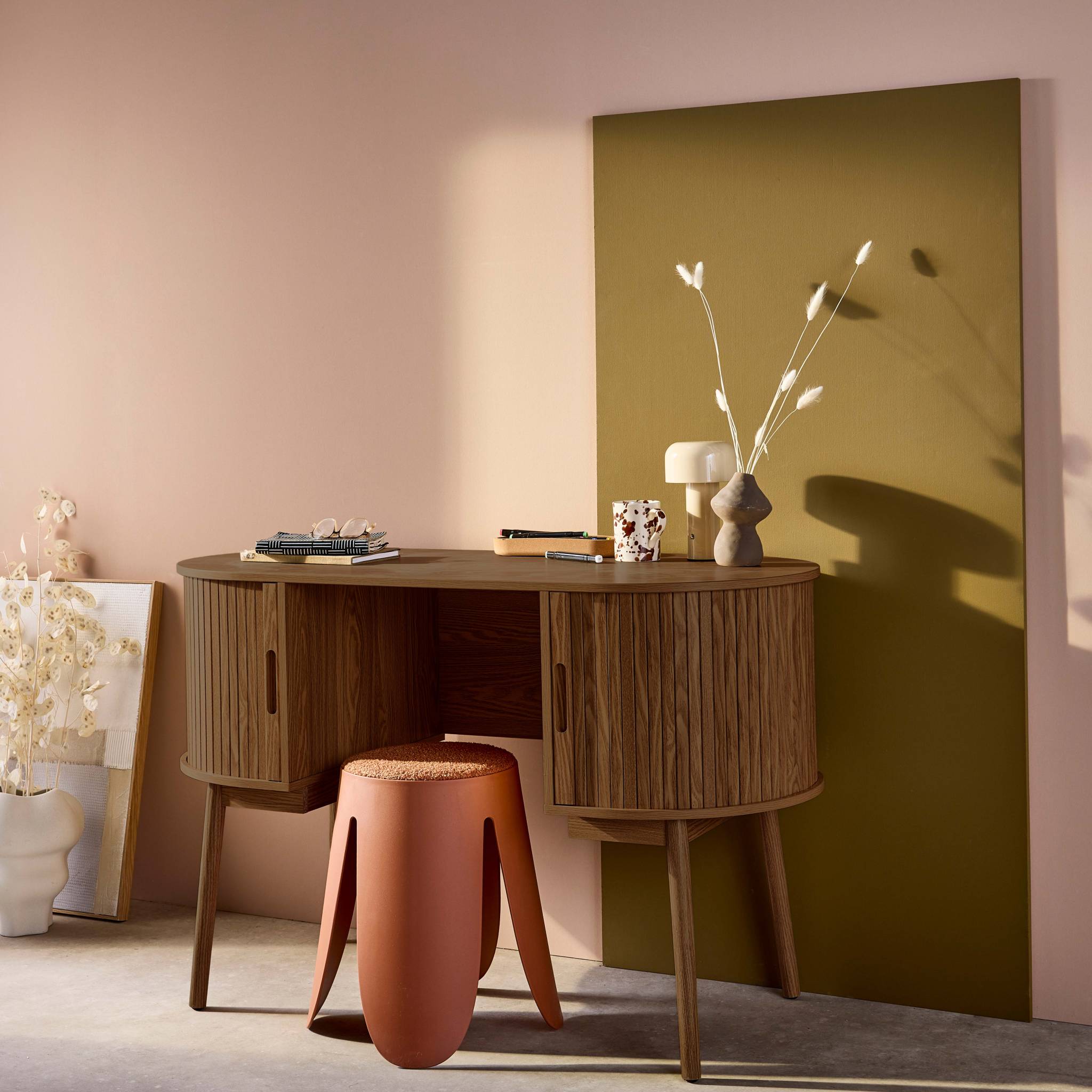 Bureau ovale décor bois rainuré avec deux espaces de rangement. L 120 x P 55 x H 77 cm