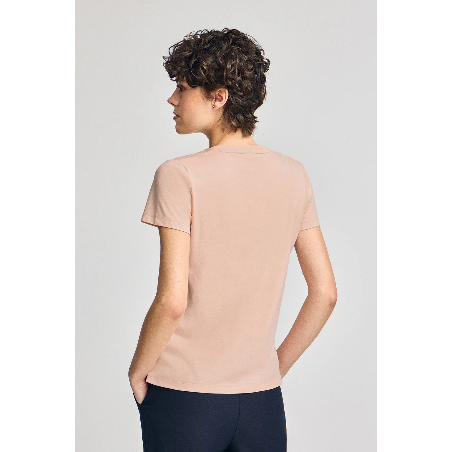 Camiseta color maquillaje de escote en pico y bordado Rigby Best