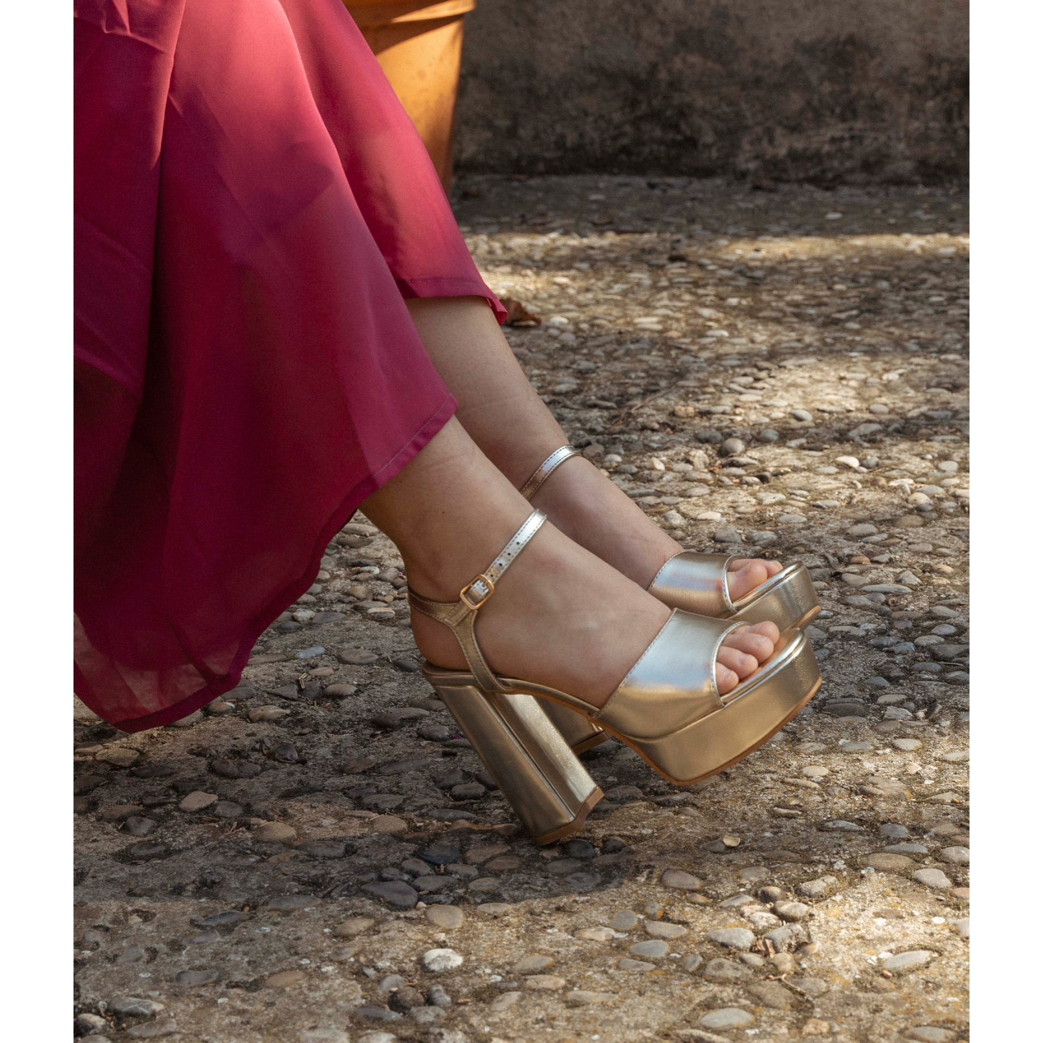 Sandalias de fiesta doradas con tacón y plataforma