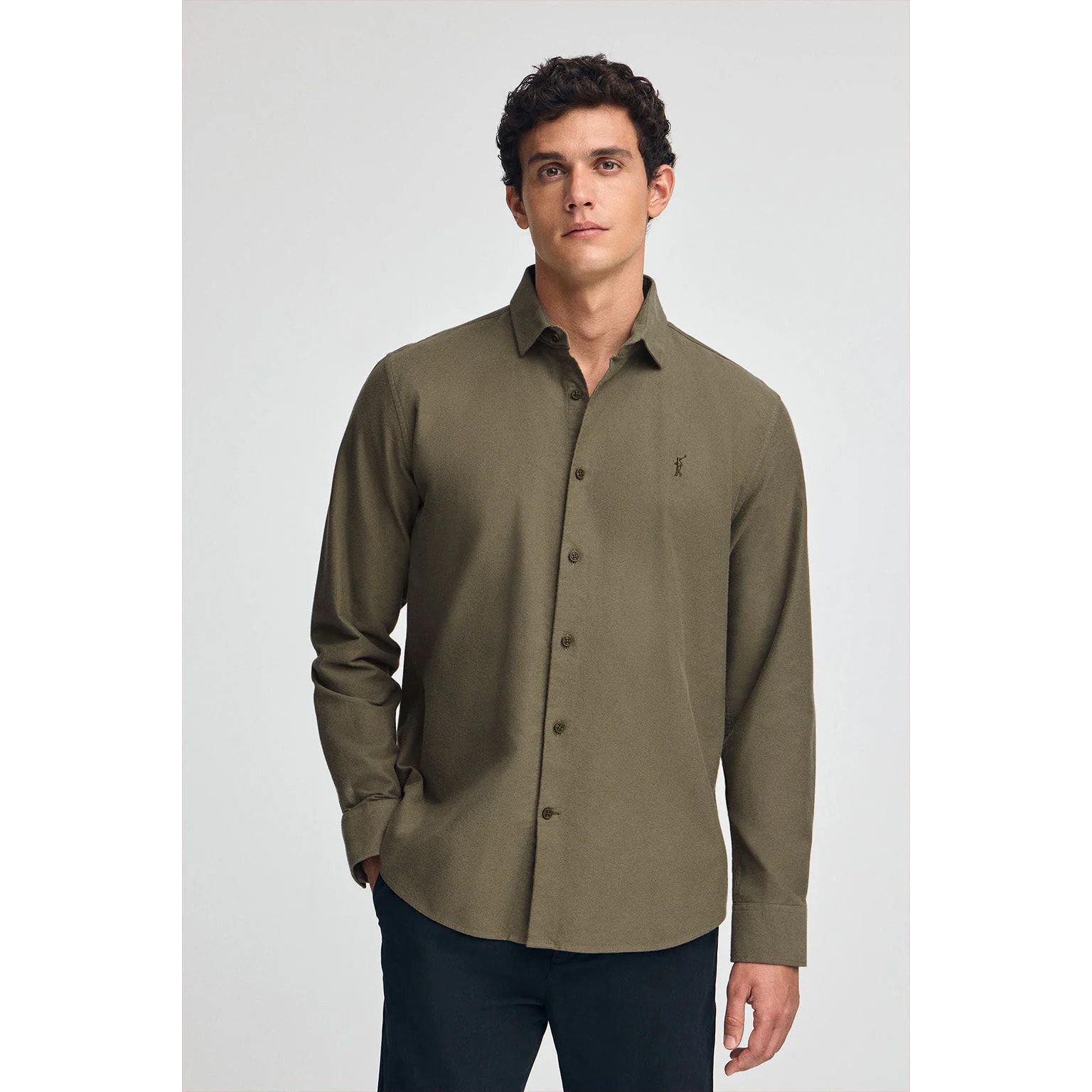 Camisa verde militar de corte slim y cuello italiano con logo Rigby Go
