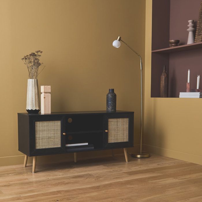 Meuble TV en cannage 120x39x56.5cm -  Bohème - Noir. 2 niveaux. 2 étagères. 2 portes. pieds scandinaves