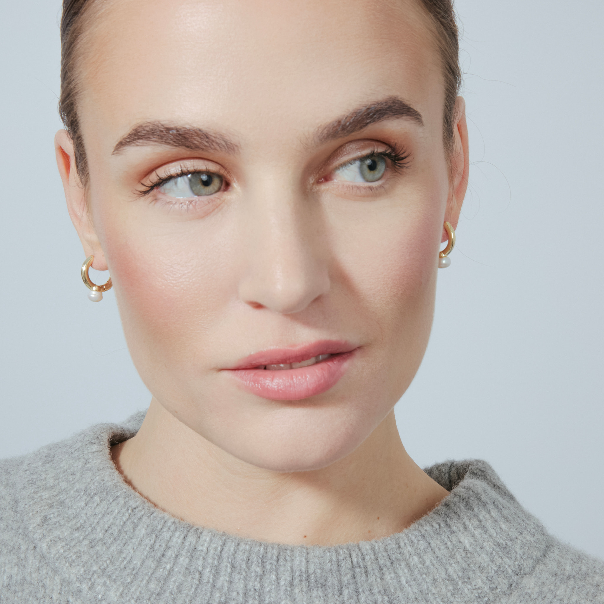Pendientes de Perla Blanca acabados en oro amarillo de 18K