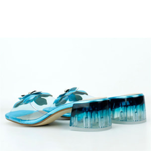 Sandalia en azul celeste con vinilio y adorno flor. Tacón 4 cm