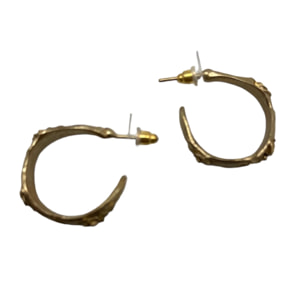 Pendiente aro en zamak dorado flor en relieve