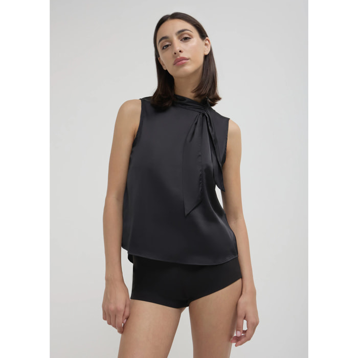 Blusa smanicata con fiocco