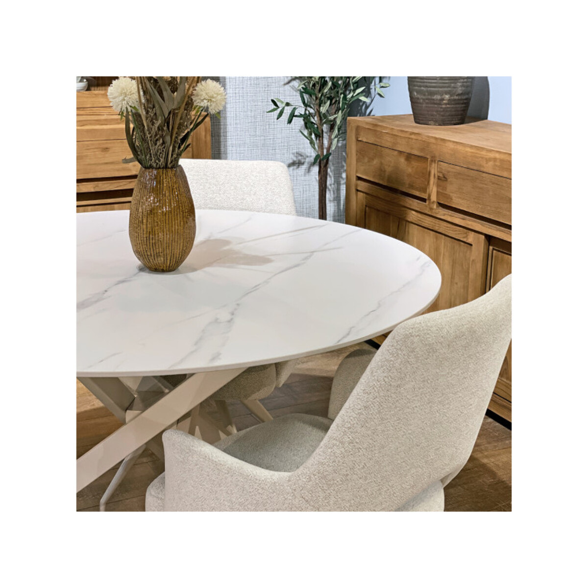 Table ronde D.130cm céramique blanc marbré pieds croisés métal – ROSALIE