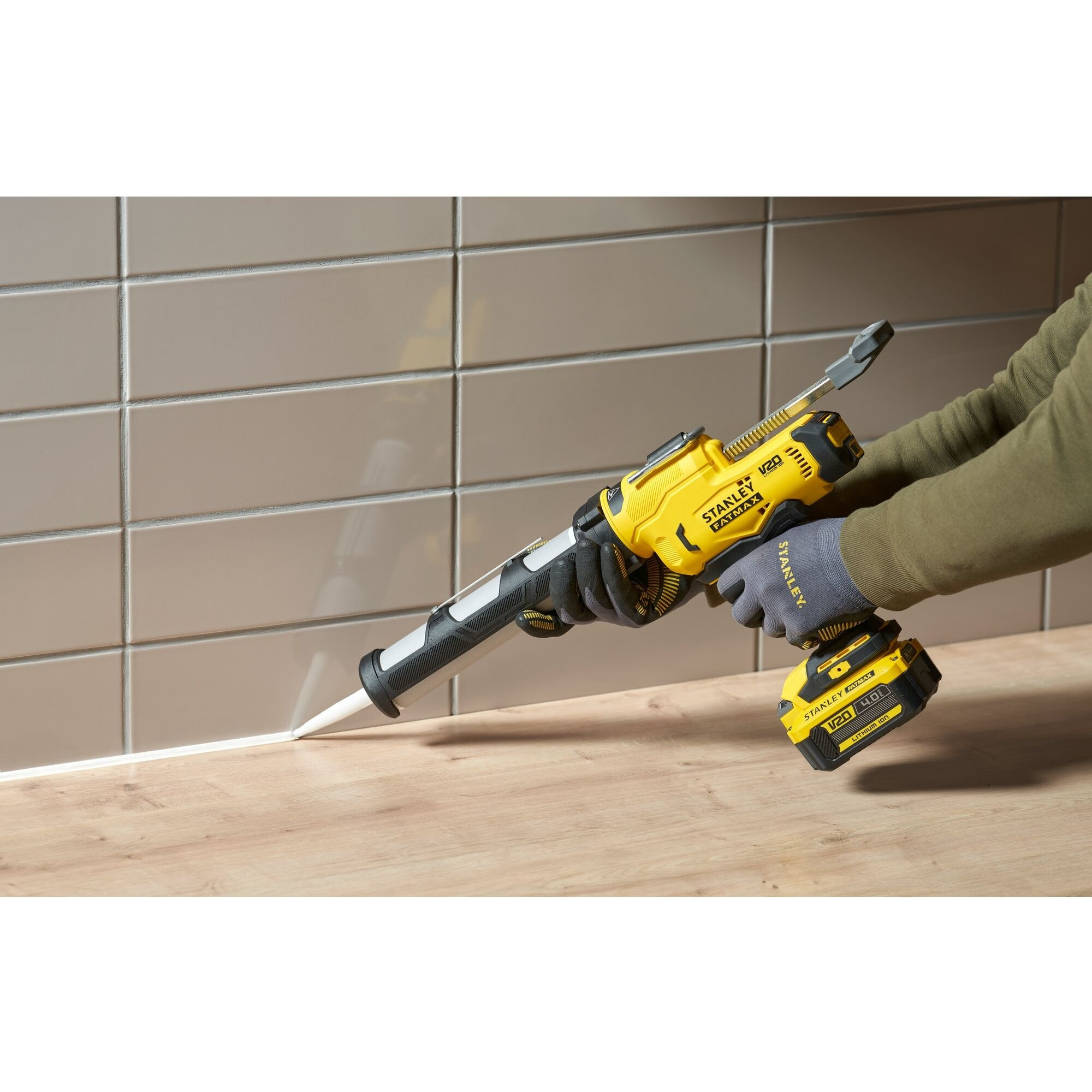 STANLEY FATMAX V20 Pistolet à mastic 18V - SFMCE600B-XJ - Livré Sans Batterie