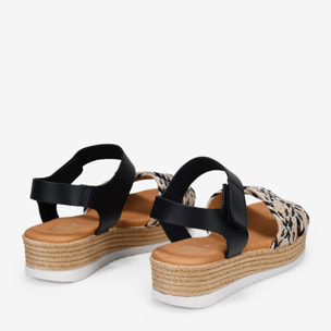 Sandalias negras de piel y rafia con cuña