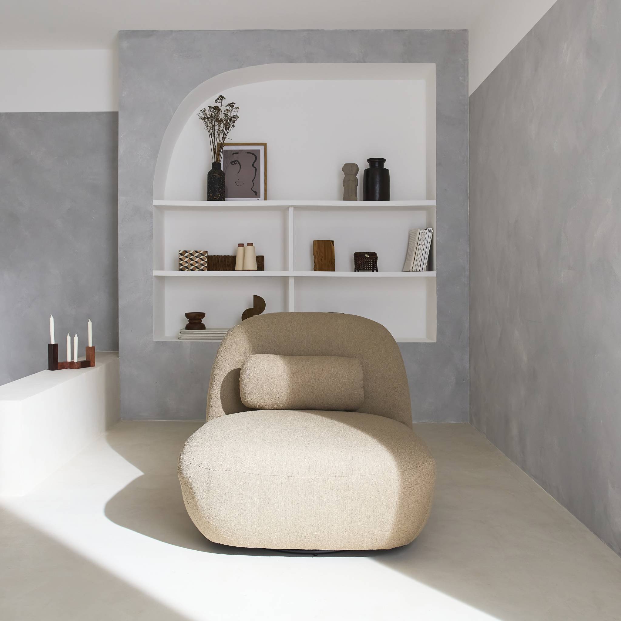 Fauteuil pivotant 360° en bouclette texturée beige. piètement en métal noir mat - SPINO