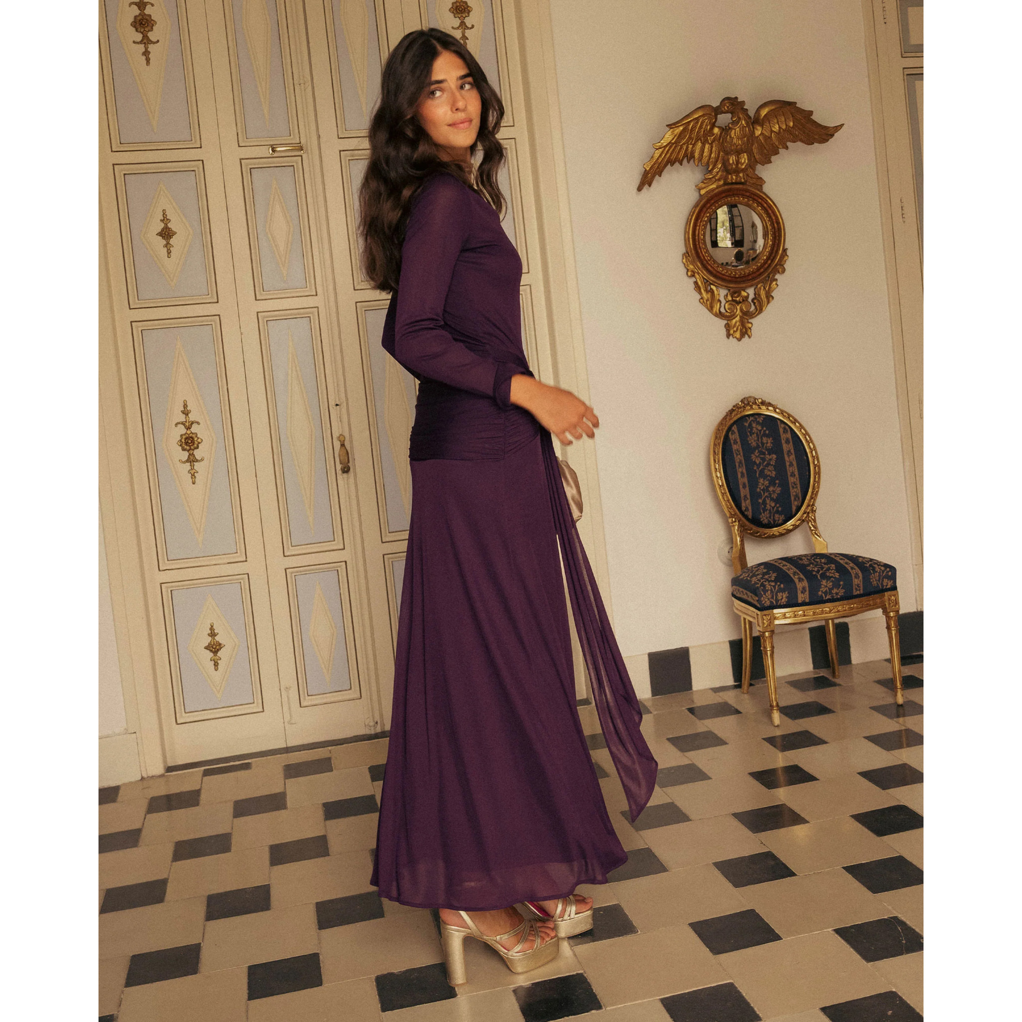 Vestido largo de punto con fajín y escote asimétrico