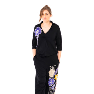 Mamatayoe Alegoría. Camiseta de Manga Tres Cuartos para Mujer con Cuello de Pico de Color Negro con Detalles Bordados para Otoño Invierno. Top Fluido de Viscosa Elegante y Versátil.