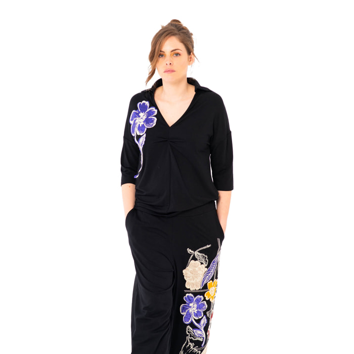 Mamatayoe Alegoría. Camiseta de Manga Tres Cuartos para Mujer con Cuello de Pico de Color Negro con Detalles Bordados para Otoño Invierno. Top Fluido de Viscosa Elegante y Versátil.