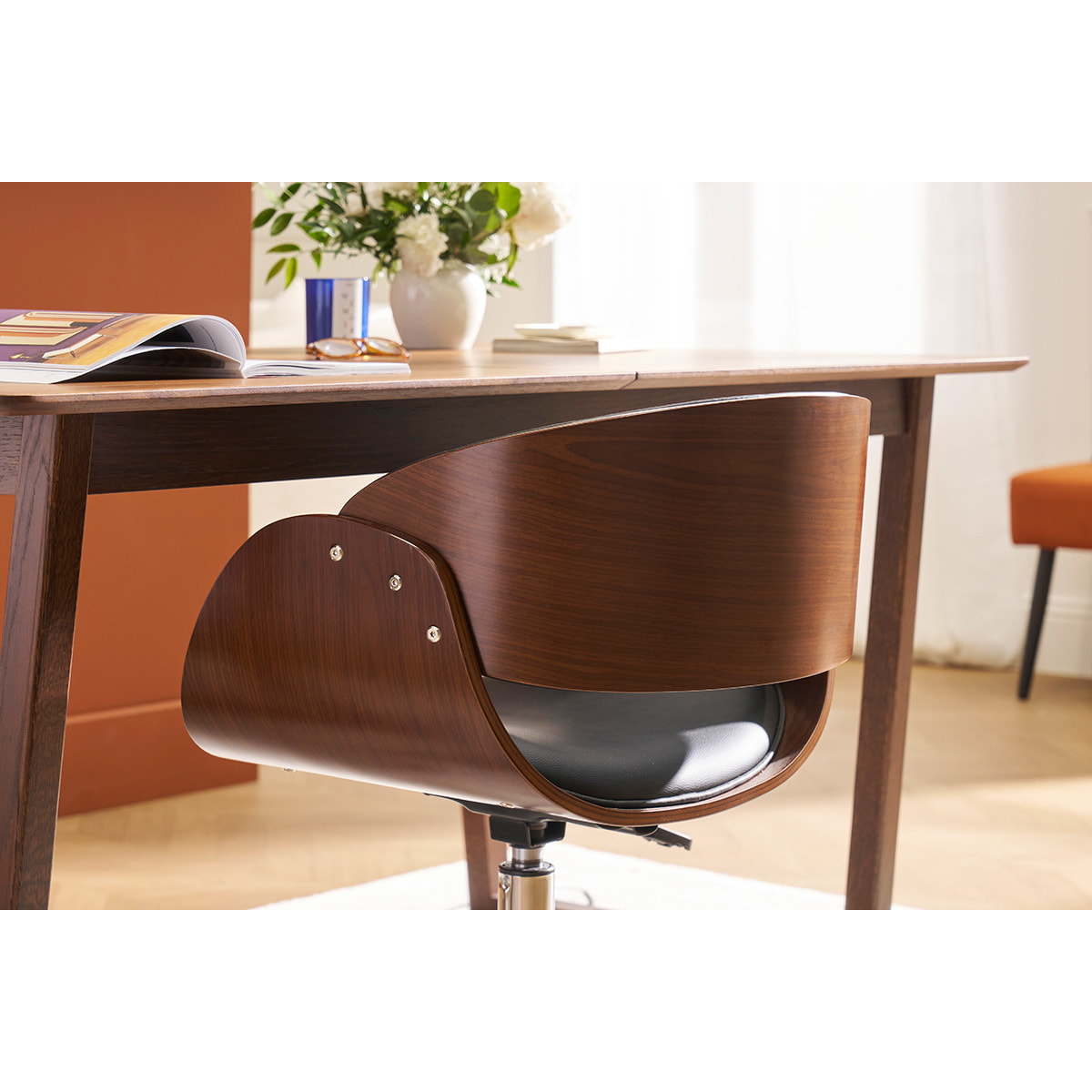 Chaise de bureau à roulettes design noir, bois foncé noyer et acier chromé  BENT