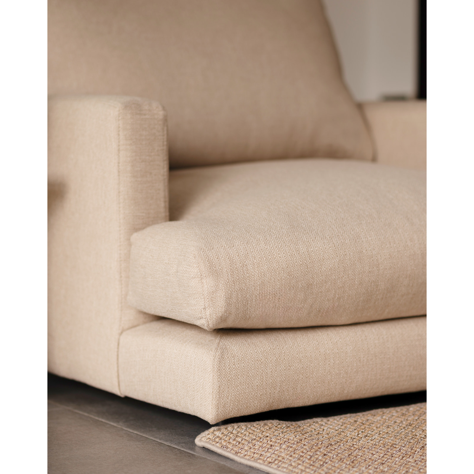 Sillón tono beige de 105cm Alto: 85 Largo: 108 Ancho: 105